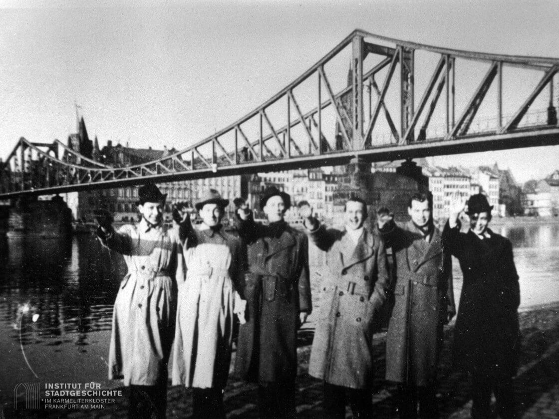 Jugendliche der Gruppe „Kameruner Kippe“ grüßen am Frankfurter Eisernen Steg ironisch. Darunter auch Emil Mangelsdorff (3.v.l). © ISG FFM, Best. S7Z, Nr. 1944-55.