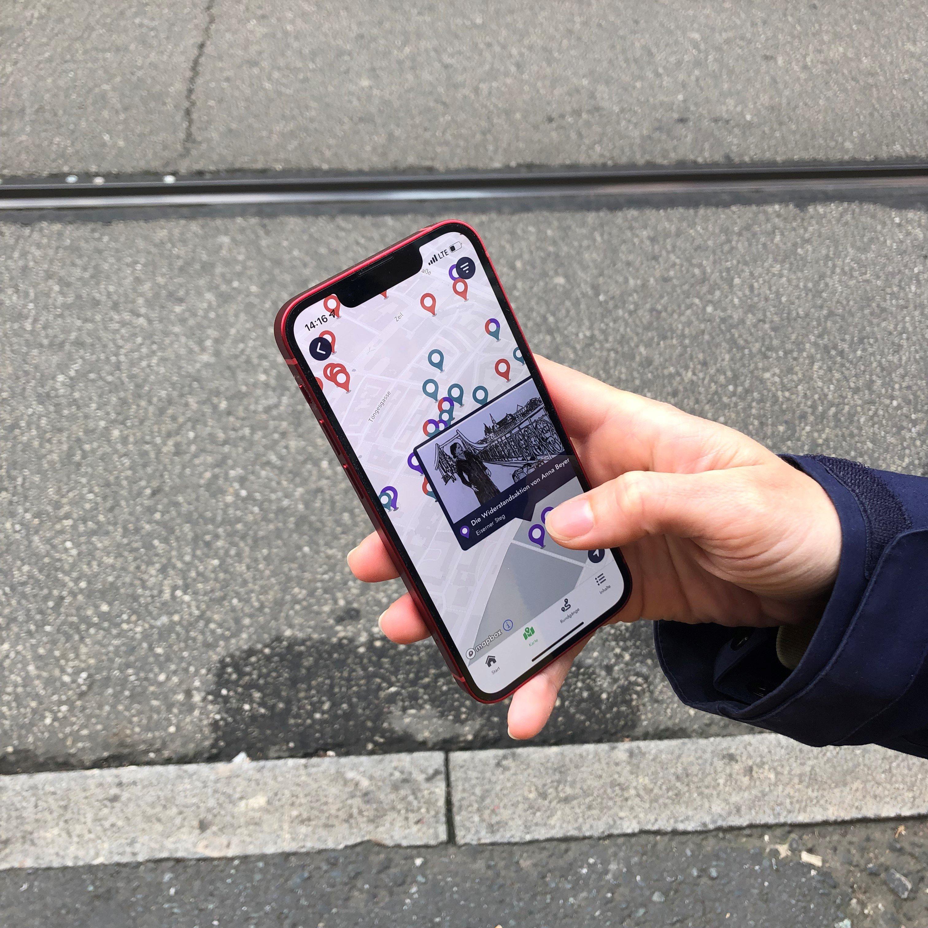 Mit der App in der Stadt. Foto: HMF, Katharina Böttger